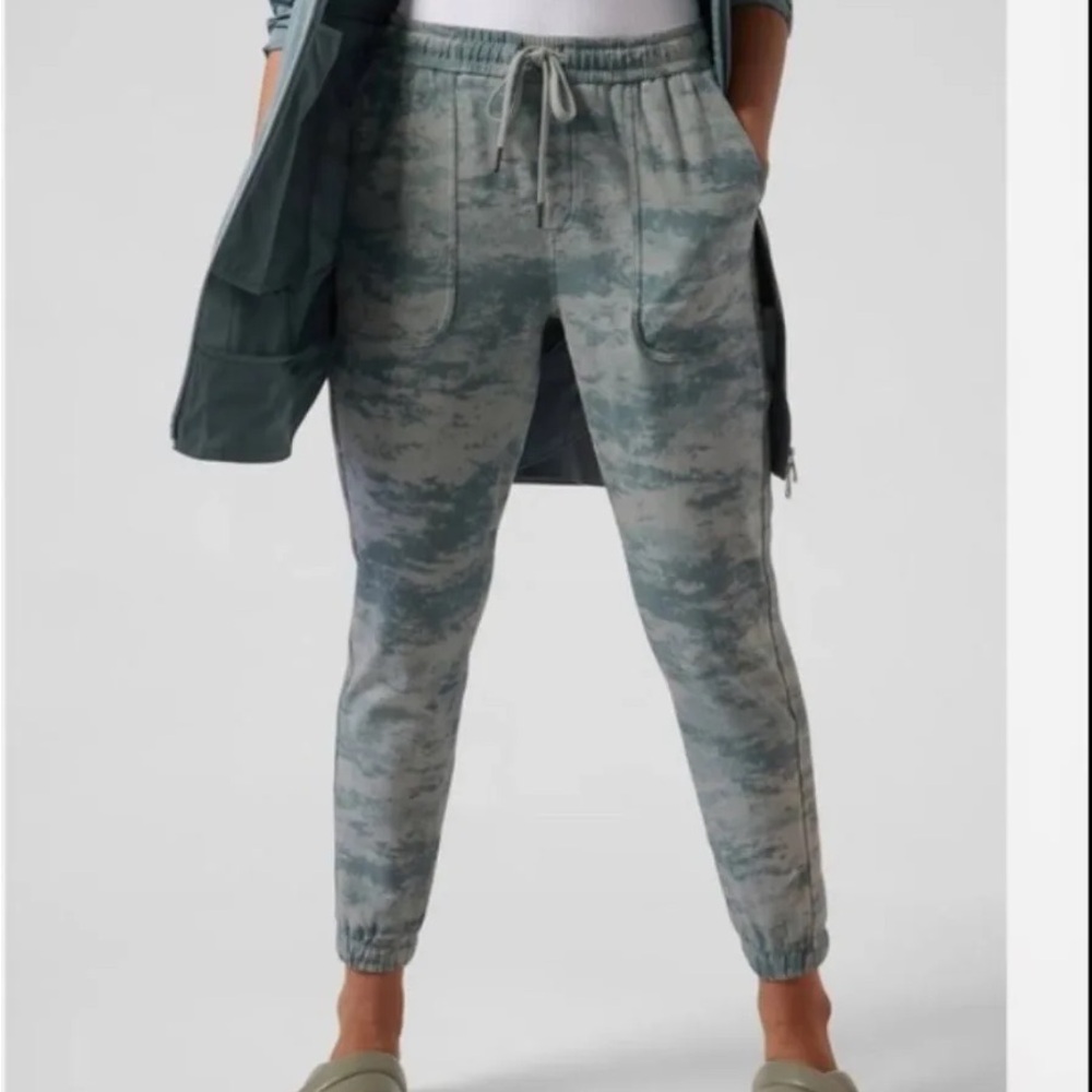 NWT Athleta Farallon Jogger Pants Fog Camo Print Blue Grey Size XXS Women’s